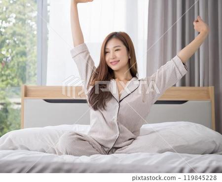 一位年輕女子舒舒服服地醒來 一位年輕女子舒舒服服地醒來 119845228