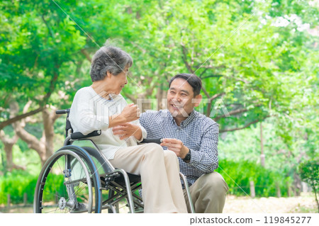 高級婦女、中間人、父母和孩子、輪椅 119845277