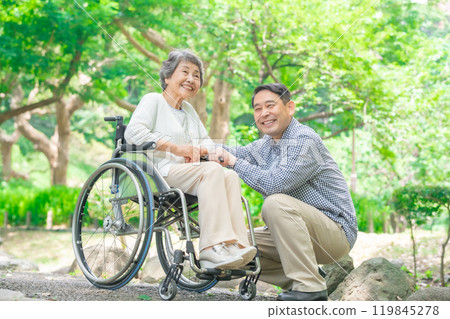 高級婦女、中間人、父母和孩子、輪椅 119845278