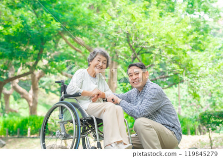 高級婦女、中間人、父母和孩子、輪椅 119845279