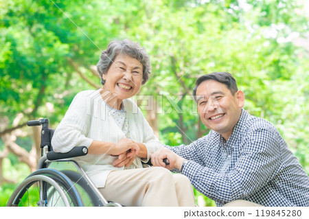 高級婦女、中間人、父母和孩子、輪椅 119845280