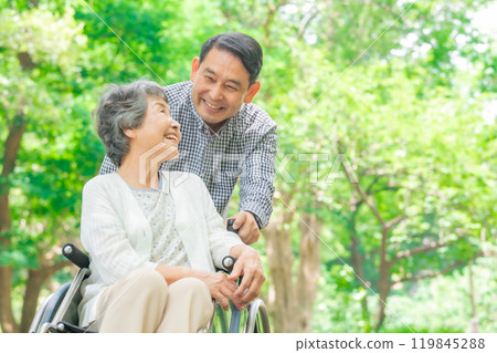 Senior woman, middle-aged man, parent and child, wheelchair 119845288