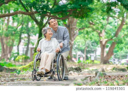 高級婦女、中間人、父母和孩子、輪椅 119845301