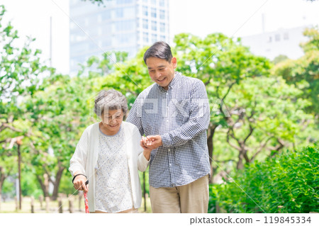 高級婦女、中間男子、父母和孩子步行 高級婦女、中間男子、父母和孩子步行 119845334