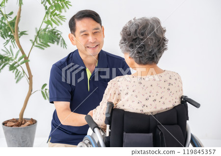 坐輪椅的高級女性和男性護理人員 119845357