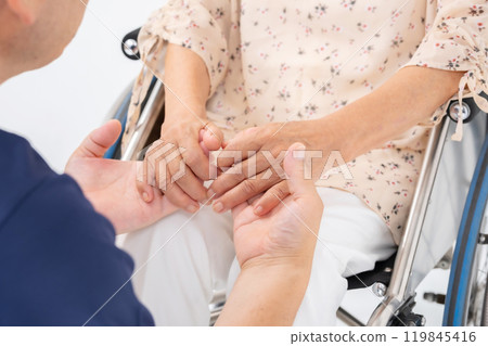 坐輪椅的高級女性和手邊的男性護理人員 119845416
