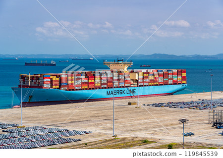 裝滿集裝箱的集裝箱船 119845539