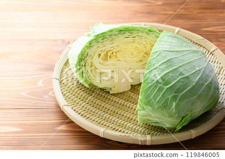 Freshly cut cabbage image (wood grain background) Freshly cut cabbage image (wood grain background) 119846005