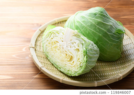 Freshly cut cabbage image (wood grain background) Freshly cut cabbage image (wood grain background) 119846007