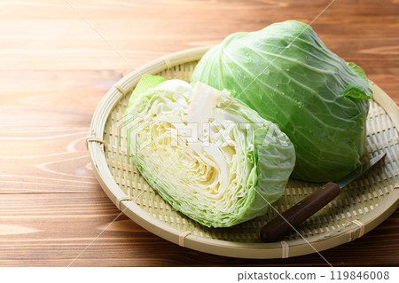 Freshly cut cabbage image (wood grain background) Freshly cut cabbage image (wood grain background) 119846008