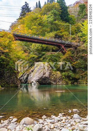 [新潟縣] 秋山鄉猿飛橋和附近的紅葉 119846104