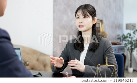 一位女士向律師諮詢問題 119846215