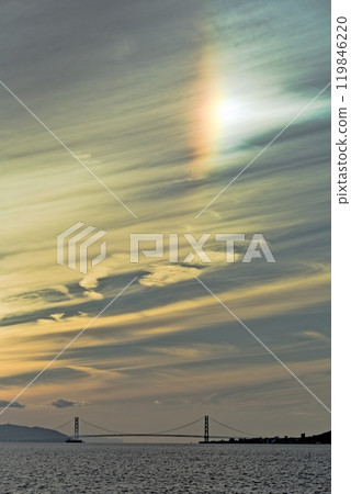 海岸上的小彩虹和美麗的日落 海岸上的小彩虹和美麗的日落 119846220