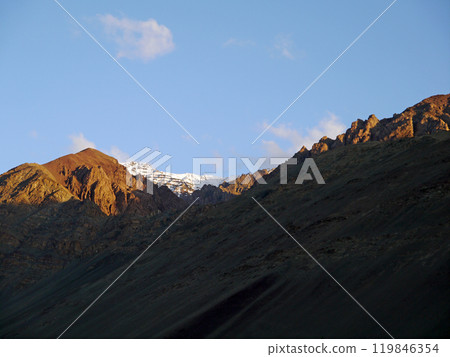拉達克西部的阿爾奇鎮是一座岩石山，沒有一棵樹或一棵草，被稱為印度北部的小西藏。 119846354