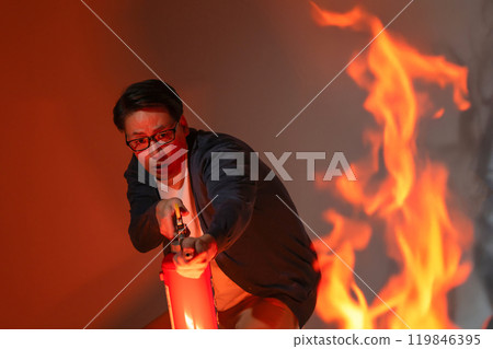 一名男子用滅火器滅火 119846395