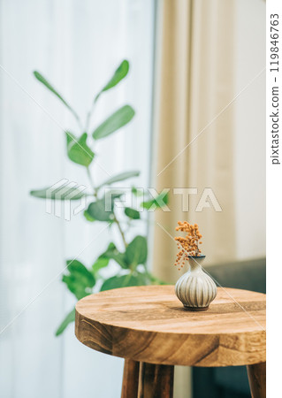 桌上的一瓶乾燥含羞草花 桌上的一瓶乾燥含羞草花 119846763