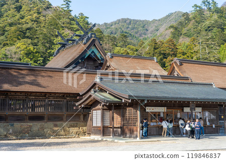 Izumo Taisha Shrine, Shimane Prefecture, Izumo City, Scenery of the amulet office in front of the Hachimon Gate Izumo Taisha Shrine, Shimane Prefecture, Izumo City, Scenery of the amulet office in front of the Hachimon Gate 119846837