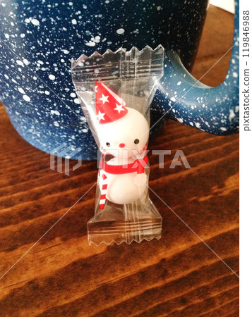 聖誕雪人糖果和杯子 119846988
