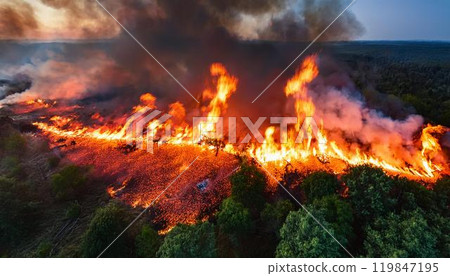 大火和黑煙的大規模森林火災的空拍圖像 森林火災、自然災害和環境問題的俯視圖 119847195