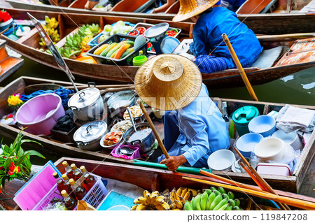 Traditional floating market in Damnoen Saduak near Bangkok, Thailand. 119847208