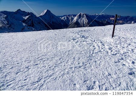 冬天的八嶽山脈,從碘岳看到的橫岳、赤岳、阿彌達山和南阿爾卑斯山。 冬天的八嶽山脈,從碘岳看到的橫岳、赤岳、阿彌達山和南阿爾卑斯山。 119847354