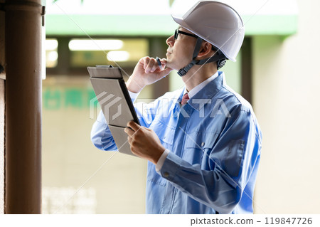 工作在建造場所的一個人 119847726
