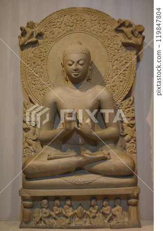 印度四大佛聖地之一鹿野苑博物館內展出的佛陀首次說法的雕塑。 119847804