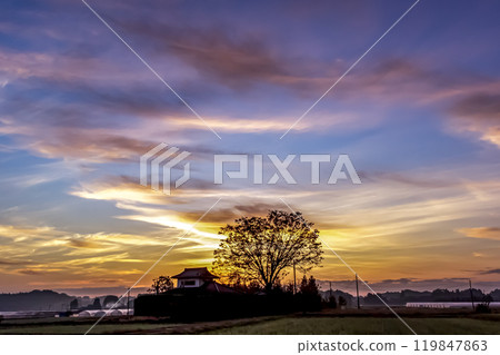 Cloud formations shining with the reflection of the morning glow and rural scenery [Autumn dawn] 119847863