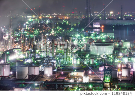 The night view of the Yokkaichi petrochemical complex is beautiful, enveloped in smoke and light. 119848184