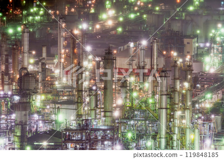 The night view of the Yokkaichi petrochemical complex is beautiful, enveloped in smoke and light. 119848185