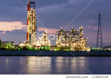 The night view of the Yokkaichi petrochemical complex, with the factory enveloped in smoke and light and reflected on the water, is beautiful. The night view of the Yokkaichi petrochemical complex, with the factory enveloped in smoke and light and reflected on the water, is beautiful. 119848186