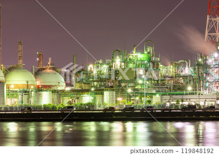 The night view of the Yokkaichi petrochemical complex is beautiful, enveloped in smoke and light. The night view of the Yokkaichi petrochemical complex is beautiful, enveloped in smoke and light. 119848192