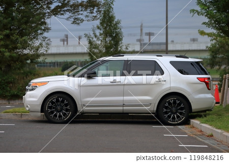 American SUV vehicle image American SUV vehicle image 119848216