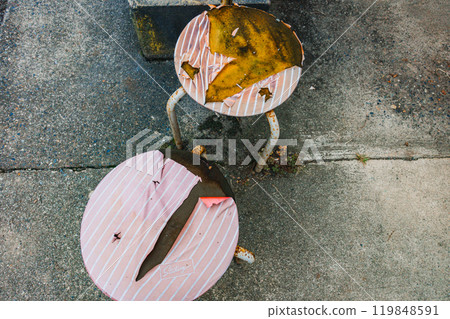 A worn-out chair 119848591