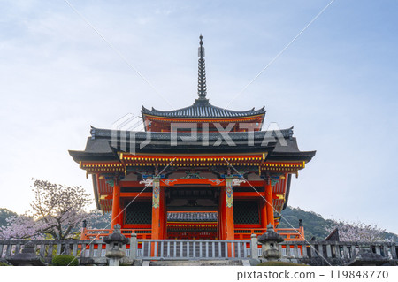 盛開的櫻花和清水寺、西門和三層寶塔 119848770