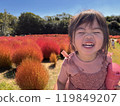 使用在秋天公園的小孩孩子 119849207