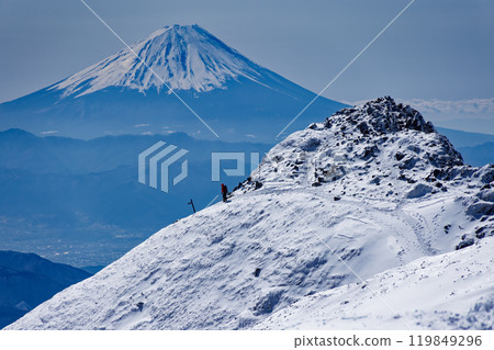 從八嶽山脈橫嶽主峰眺望三峰和富士山 119849296