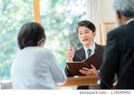 推銷員向年長夫婦解釋 年長夫婦諮詢繼承事宜 119849402