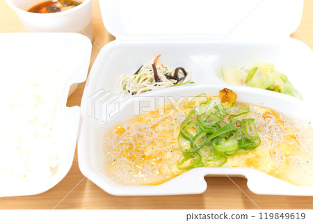 美味的中餐便當、蓬鬆的炸馬鈴薯和雞蛋配安卡醬 119849619