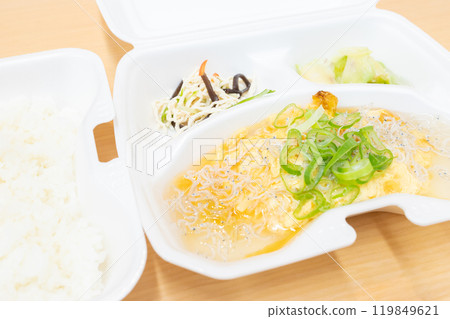 美味的中餐便當、蓬鬆的炸馬鈴薯和雞蛋配安卡醬 美味的中餐便當、蓬鬆的炸馬鈴薯和雞蛋配安卡醬 119849621