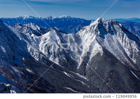 Mt. Amida and the Southern Alps seen from Mt. Yokodake in the Yatsugatake mountain range in winter 119849956
