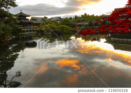 Beautiful autumn scenery at Taiheikaku in the Heian Shrine Gardens 119850326