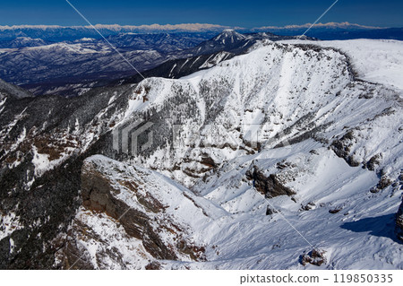 View of Mt. Io, Mt. Tateshina and the Northern Alps, Mt. Myoko and Mt. Hiuchi in the Yatsugatake Mountains in midwinter from the main peak of Mt. Yoko 119850335