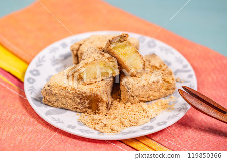 Simmered sweet potatoes with soybean flour 119850366
