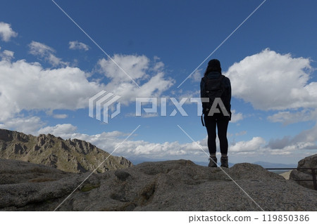 一個女人在自然中 119850386