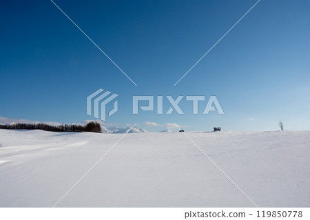 Snowfield on a sunny winter day 119850778