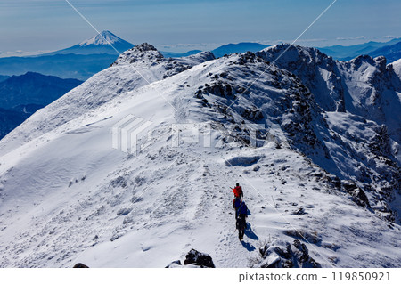 嚴冬中,登山者沿著八嶽山脈的橫嶽山脊線行走,欣賞富士山的景色 嚴冬中,登山者沿著八嶽山脈的橫嶽山脊線行走,欣賞富士山的景色 119850921