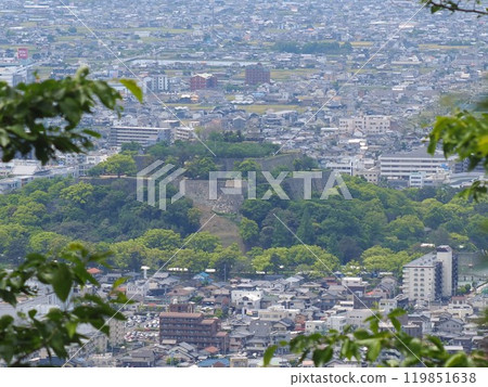 從青山山頂公園 2 看到的丸龜城和丸龜市街景 從青山山頂公園 2 看到的丸龜城和丸龜市街景 119851638