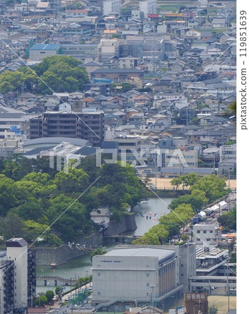 從青山山頂公園眺望丸龜城和丸龜市的街景 從青山山頂公園眺望丸龜城和丸龜市的街景 119851639