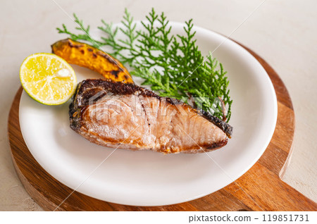 Salt-grilled wild yellowtail from Hokkaido 119851731